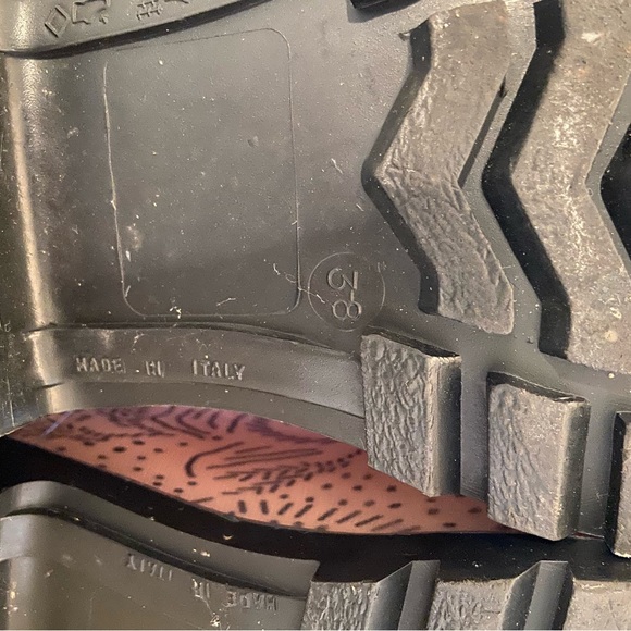 Authentic Burberry rain boots - Picture 6 of 8